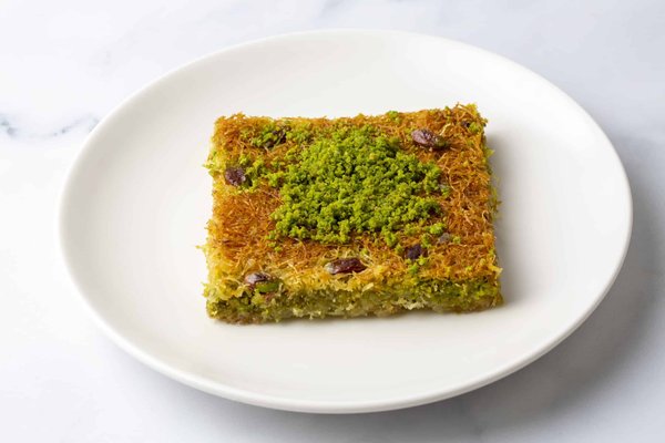 Quali sono i passaggi per una millefoglie di melanzane con pesto e scamorza?