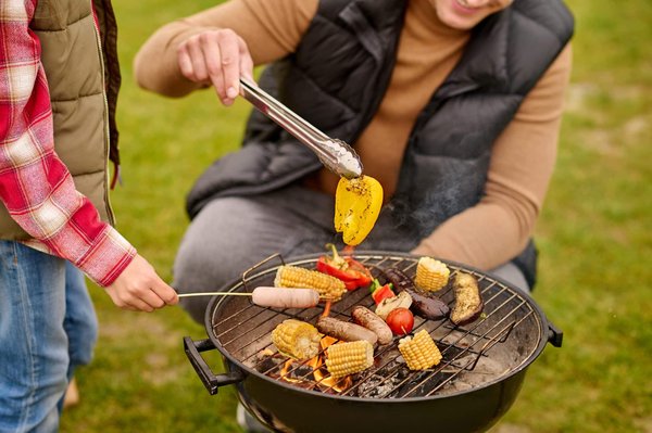 Quali soluzioni esistono per creare un'area barbecue coperta e sicura in giardino?