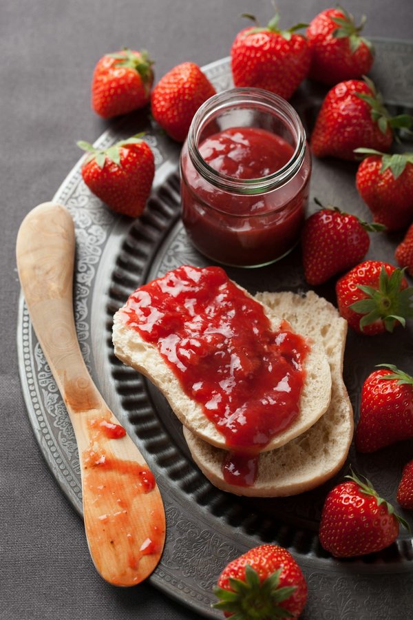 Qual è la ricetta per una gelatina di vino con frutti di bosco?