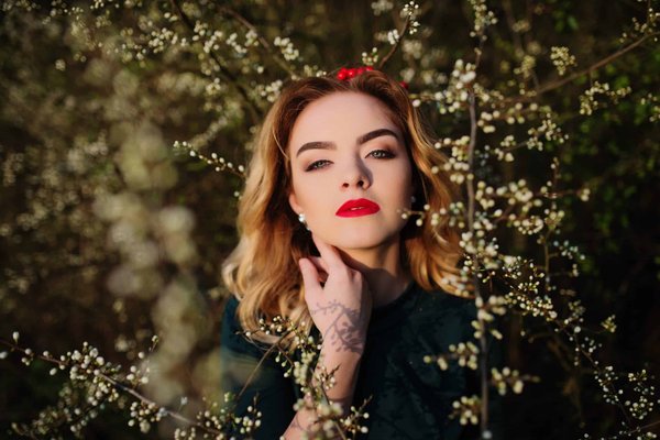 Come creare un look da cerimonia estivo che sia elegante e resistente al caldo?